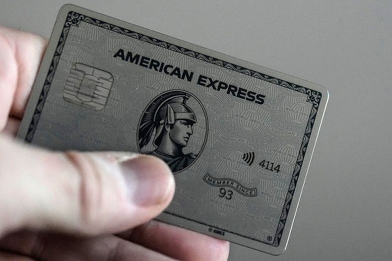 Una tarjeta American Express en Atlanta, el 18 de enero del 2024 (AP foto/Mike Stewart)