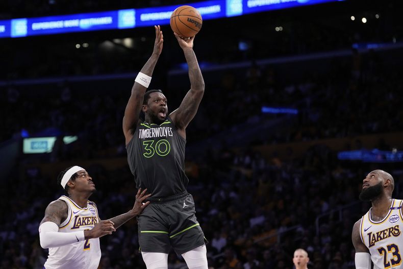 Julius Randle, de los Timberwolves de Minnesota, dispara en el primer partido de la serie de playoffs ante los Lakers de Los Ángeles, el sábado 19 de abril de 2025 (AP Foto/Mark J. Terrill)