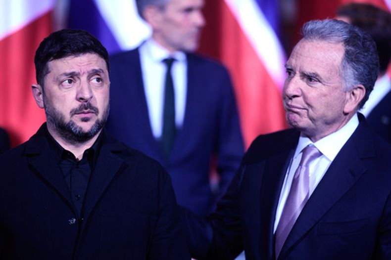 ARCHIVO - El presidente de Ucrania, Volodymyr Zelenskyy (izquierda) y Steve Witkoff, el enviado especial de Estados Unidos, en la cancillería de Berlín, Alemania, el 15 de diciembre de 2025. (AP Foto/Markus Schreiber, Pool)