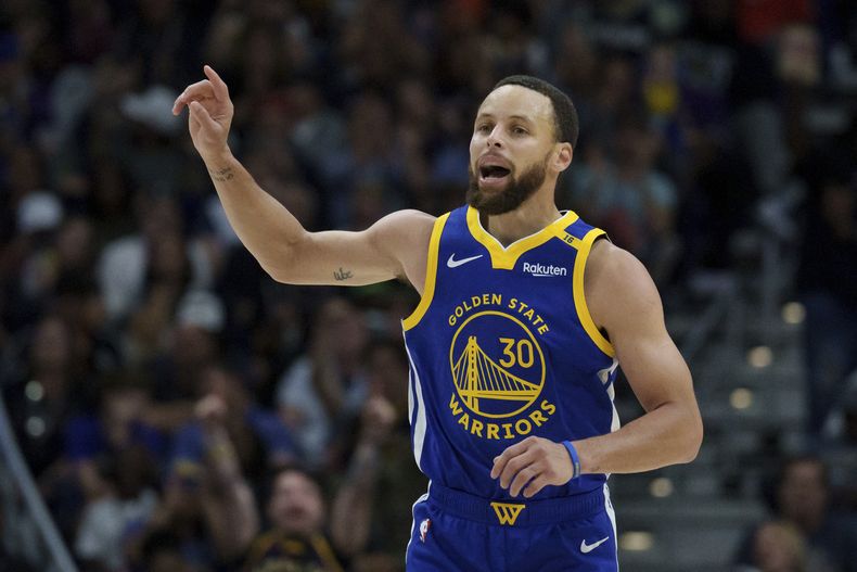 Stephen Curry, de los Warriors de Golden State, festeja en el encuetnro del viernes 28 de marzo de 2025, ante los Pelicans de Nueva Orleáns (AP Foto/Matthew Hinton)
