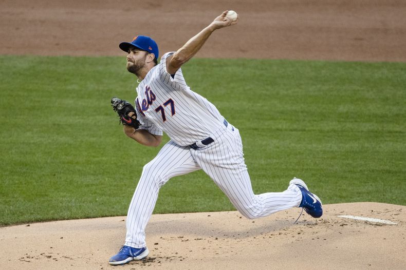 ARCHIVO - David Peterson, de los Mets de Nueva York, lanza durante la primera entrada del juego de béisbol en contra de los Marlins de Miami, el sábado 8 de agosto de 2020, en Nueva York. Se espera que Peterson se pierda el inicio de la temporada 2024 tras una cirugía para reparar un desgarro del labrum de la cadera izquierda. (AP Foto/Frank Franklin II, Archivo)