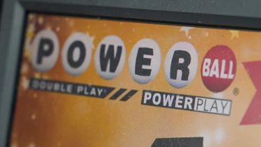 ARCHIVO - Un cartel anuncia boletos para un sorteo de Powerball en una tienda de alimentación el 7 de noviembre de 2022 en Renfrew, Pensilvania. (AP Foto/Keith Srakocic, Archivo)