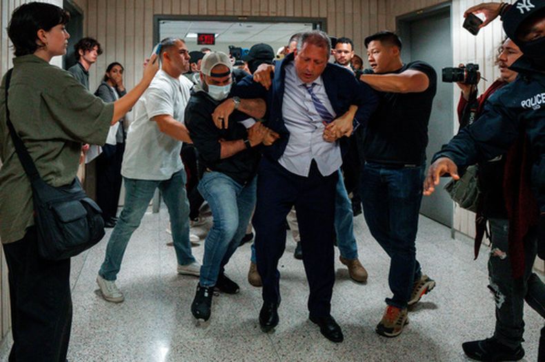 ARCHIVO - Brad Lander, contralor de la ciudad de Nueva York, es arrestado por agentes de inmigración y del FBI frente al tribunal federal de inmigración, el 17 de junio de 2025, en Nueva York. (Foto AP/Olga Fedorova, Archivo)