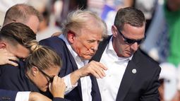 El expresidente y virtual candidato presidencial republicano Donald Trump recibe ayuda para bajar del estrado en un mitin de campaña en Butler, Pensilvania, el sábado 13 de julio de 2024. (AP Foto/Gene J. Puskar)