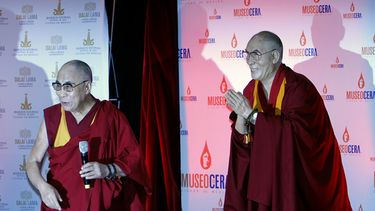 americateve | El l&iacute;der espiritual tibetano, el Dalai Lama, a la izquierda, posa a una figura de cera de &eacute;l durante una conferencia de prensa en la Ciudad de M&eacute;xico, el viernes 11 de octubre de 2013. El presidente de M&eacute;xico, Enrique Pe&ntilde