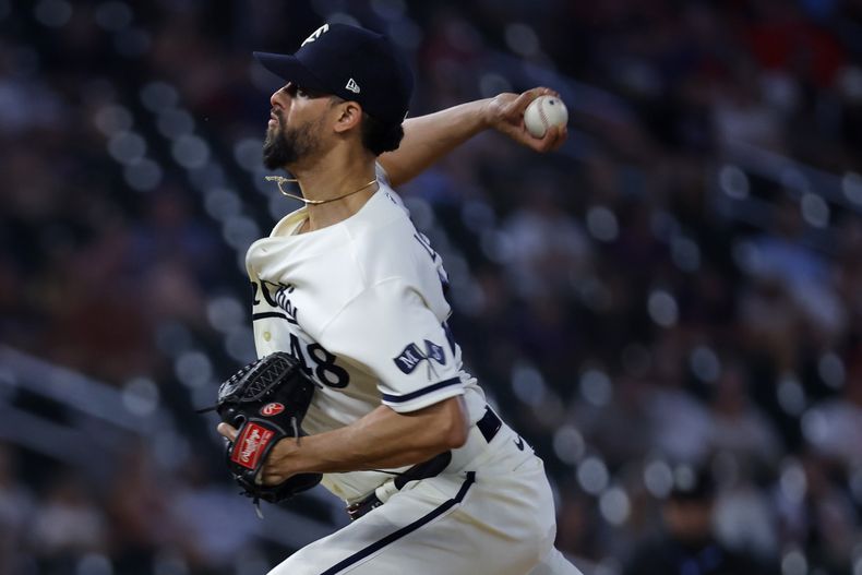Jorge López, relevista de los Mellizos de Minnesota, lanza en contra de los Marineros de Seattle en la 10ma entrada del juego de béisbol el lunes 24 de julio de 2023, en Minneapolis. (AP Foto/Bruce Kluckhohn)