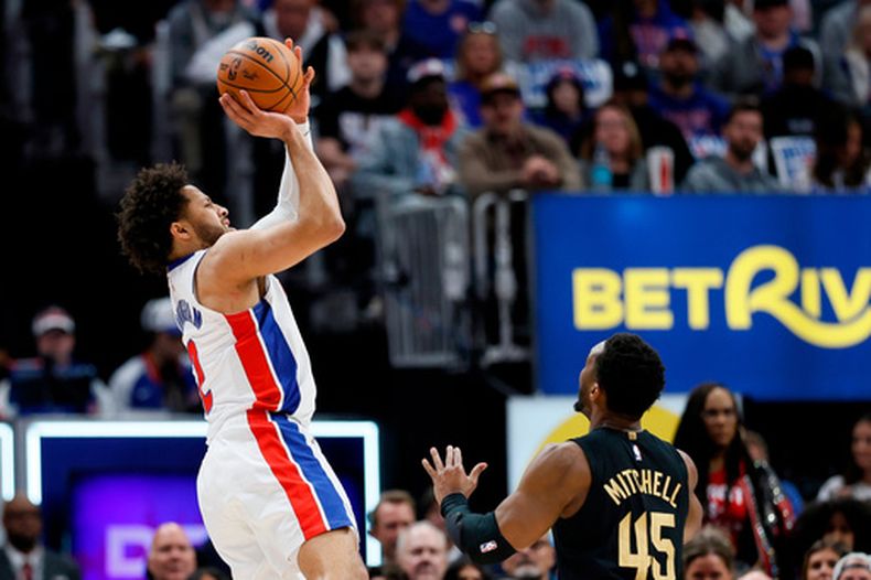 El base de los Pistons de Detroit Cade Cunningham lanza ante el base de los Cavaliers de Cleveland Donovan Mitchell en el segundo encuentro de la segunda ronda el jueves 7 de mayo del 2026. (AP Foto/Duane Burleson)