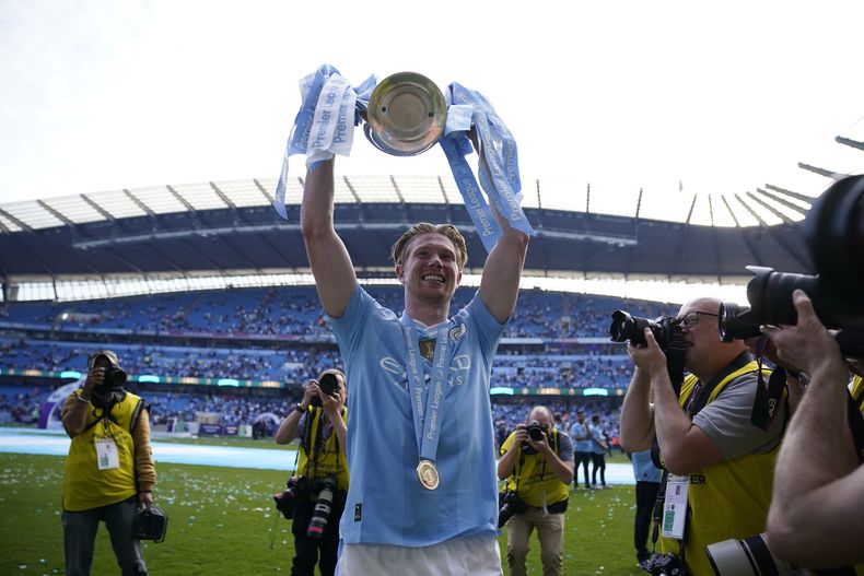 En foto del 19 de mayo del 2024, Kevin De Bruyne del Manchester City celebra con el trofeo después de que su equipo confirmó el título de la Liga Premier tras el duelo ante el West Ham. El martes 28 de mayo del 2024, De Bruyne es convocado a la selección belga para la Euro 2024. (AP Foto/Dave Thompson)