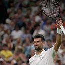 El serbio Novak Djokovic celebra su victoria ante el griego Stefanos Tsitsipas en la segunda ronda de Wimbledon el miércoles primero de julio del 2026. (AP Foto/Brian Inganga)