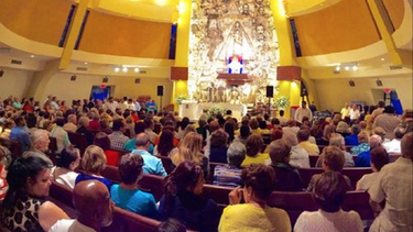 feligreses celebran en la ermita de la caridad el viernes santo