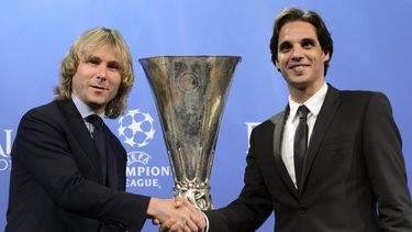 americateve | Los dirigentes de la Juventus, Pavel Nedved, izquierda, y del Benfica, Nuno Gomes, posan frente al trofeo de la Liga Europa tras el sorteo de las semifinales el viernes, 11 de abril de 2014, en Nyon, Suiza. (AP Photo/Keystone/Laurent Gillieron)