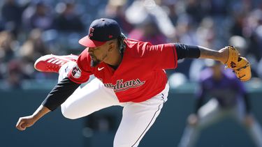 Emmanuel Clase de los Guardianes de Cleveland lanza contra los Rockies de Colorado, el miércoles 26 de abril de 2023, en Cleveland. (AP Foto/Ron Schwane)