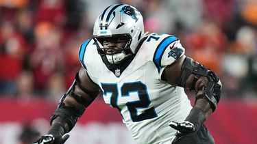 ARCHIVO - Foto del 3 de enero del 2026, el tackle ofensivo de los Panthers de Carolina Taylor Moton bloquea en el encuentro ante los Buccaneers de Tampa Bay. (AP Foto/Peter Joneleit, Archivo)