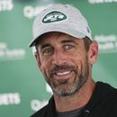 Aaron Rodgers, quarterback de los Jets de Nueva York, habla con la prensa luego de una práctica, el jueves 20 de julio de 2023 (AP Foto/Seth Wenig)