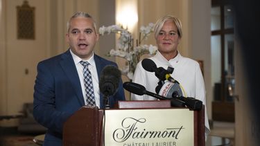 La gerente general del Fairmont Chateau Laurier, Genevieve Dumas, escucha al detective de los servicios de policía de Ottawa, Akiva Gellar, hablar sobre el retrato robado de Yousuf Karsh de Winston Churchill, durante una conferencia de prensa en el hotel de Ottawa, Canadá, el miércoles 11 de septiembre de 2024. (Adrian Wyld/The Canadian Press via AP)