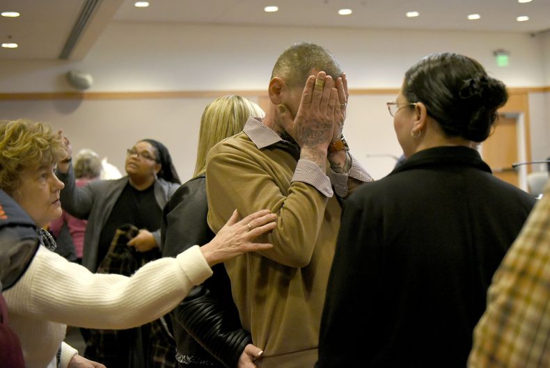 ARCHIVO – Michael Gilpatrick, centro, víctima de abuso en un centro juvenil, reacciona cuando Bradley Asbury, de 70 años, obtiene la máxima sentencia en el Tribunal Superior de Manchester, Nueva Hampshire, el lunes 27 de enero de 2025. (David Lane/Union Leader vía AP, Pool, Archivo)