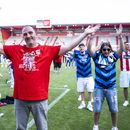 El técnico de Heidenheim Frank Schmidt celebra tras conseguir el ascenso a la Bundesliga, el domingo 28 de mayo de 2023, en Regensburg, Alemania. (Tom Weller/dpa vía AP)