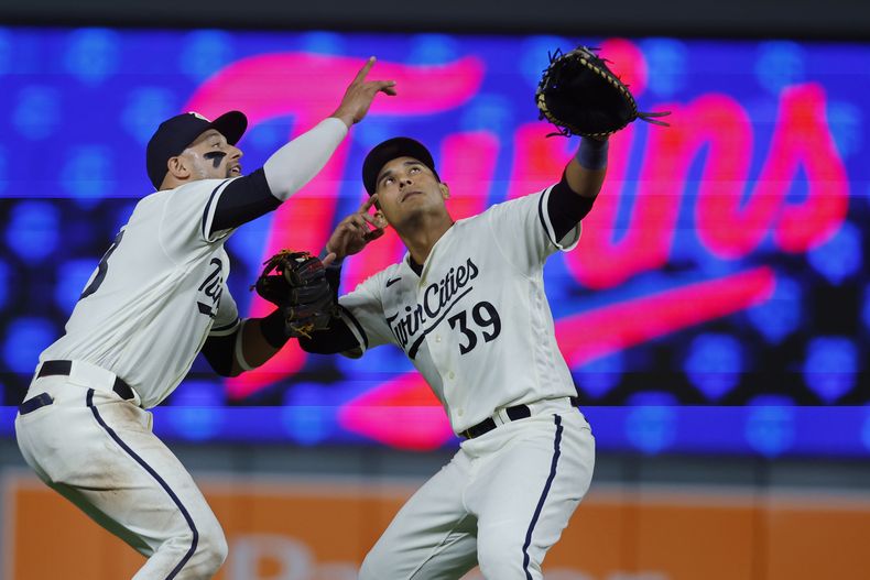 Royce Lewis (izquierda) y Donovan Solano de los Mellizos de Minnesota celebran la victoria ante los Guardianes de Cleveland, el lunes 28 de agosto de 2023, en Minneapolis. (AP Foto/Bruce Kluckhohn)