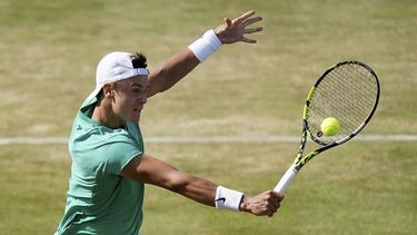 El danés Holger Rune regresa un tiro del italiano Lorenzo Musetti en los cuartos de final del Queens Club championship en Londres el viernes 23 de junio del 2023. (Adam Davy/PA via AP)