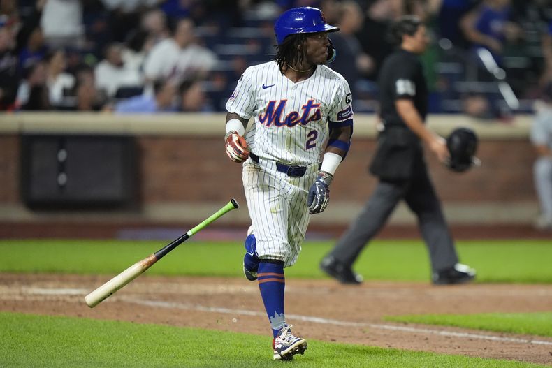 Luisángel Acuña de los Mets de Nueva York lanza el bate luego de conseguir su primer jonrón en las mayores, el martes 17 de septiembre de 2024, ante los Nacionales de Washington. (AP Foto/Frank Franklin II)
