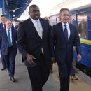 El secretario de Estado de Estados Unidos, Antony Blinken (derecha), y su homólogo británico, David Lammy, llegan a la estación de tren de Kiev, Ucrania, el 11 de septiembre de 2024. (AP Foto/Mark Schiefelbein, Pool)