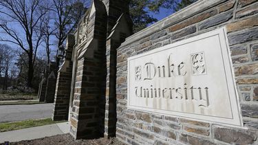 ARCHIVO – En esta imagen del 28 de enero de 2019, se muestra la entrada al campus principal de la Universidad de Duke, en Durham, Carolina del Norte. (AP Foto/Gerry Broome, Archivo)