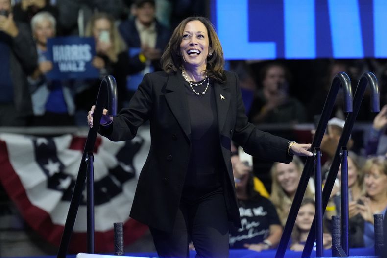 La vicepresidenta Kamala Harris sonríe en un evento de campaña el 14 de octubre de 2024, en Erie, Pensilvania. (AP foto/Jacquelyn Martin)