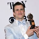 ARCHIVO - Gavin Creel, ganador del premio al mejor actor de reparto en un musical por Hello, Dolly! posa en la sala de prensa de la 71ª edición anual de los Premios Tony en Nueva York el 11 de junio de 2017. Creel murió el lunes de una forma rara y agresiva de cáncer. Tenía 48 años. (Foto Evan Agostini/Invision/AP, archivo)