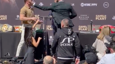 no hables de mi mama: encontronazo con golpes e insultos entre canelo alvarez y caleb plant en la presentacion de su proxima pelea (video)