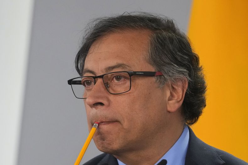 El presidente de Colombia, Gustavo Petro, escucha al presidente del gobierno de España, Pedro Sánchez, en una conferencia de prensa en el Palacio de la Moncloa en Madrid, España, el jueves 4 de mayo de 2023. Petro está de visita en España. El mandatario colombiano protagonizó el viernes 5 de mayo de 2023 un nuevo enfrentamiento con el fiscal general de la Nación, Francisco Barbosa. (AP Foto/Paul White)