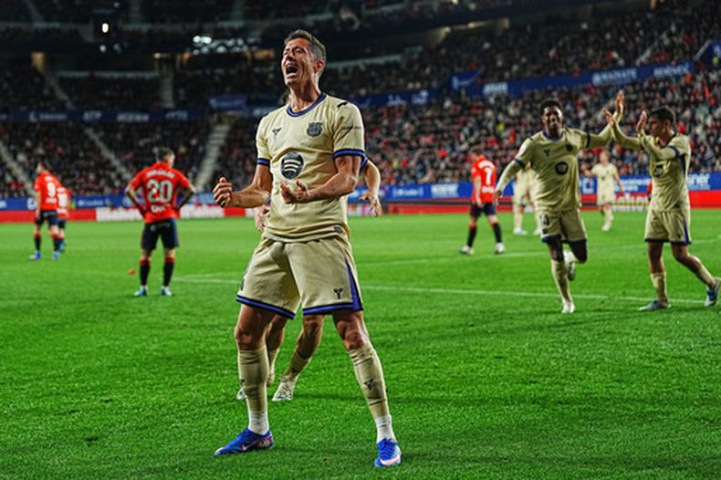 El delantero del Barcelona Robert Lewandowski celebra tras anotar un gol ante Osasuna en la Liga de España, el sábado 2 de mayo de 2026. (AP Foto/Miguel Oses)
