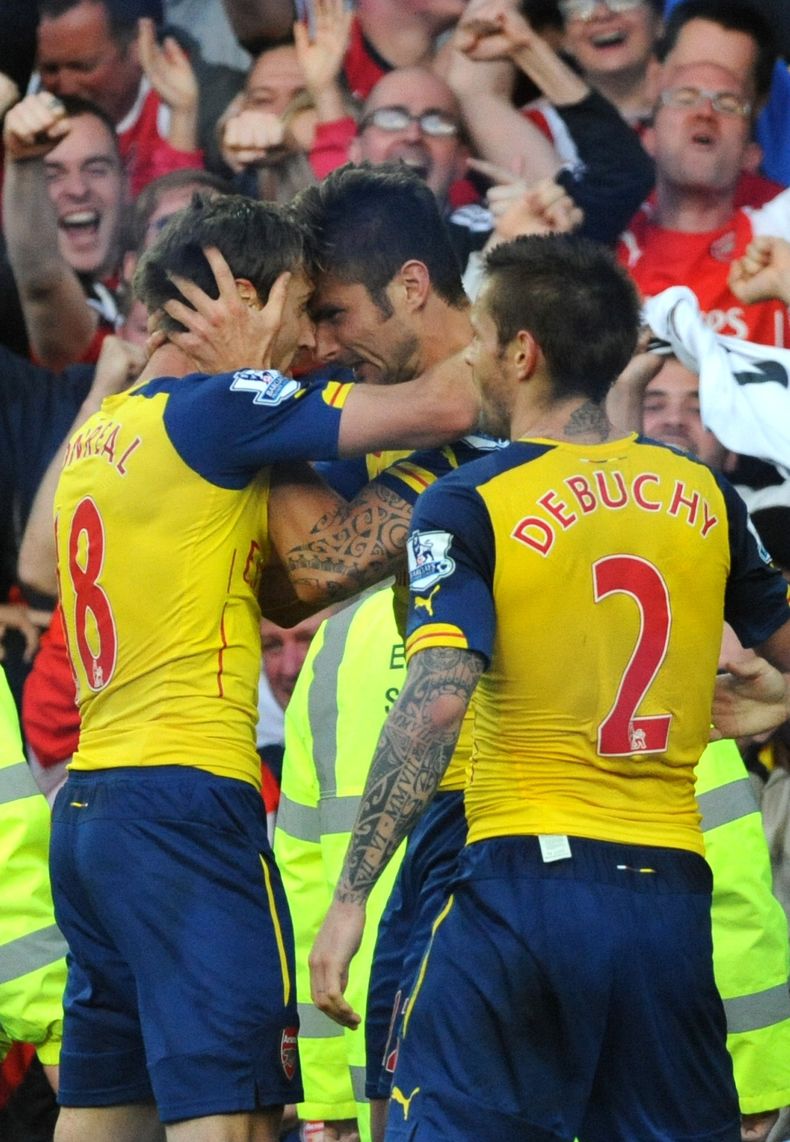El jugador de Arsenal, Olivier Giroud, centro, festeja con un un compa&ntilde;ero tras anotar un gol contra Everton en la liga Premier el s&aacute;bado, 23 de agosto de 2014, en Liverpool. (AP Photo/Rui Vieira)