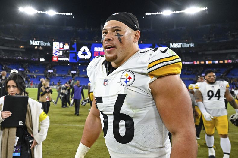 ARCHIVO -Foto del 1 de enero del 2023, el linebacker de los Steelers de Pittsburgh Alex Highsmith deja el campo tras el juego ante los Ravens de Baltimore. El miércoles 19 de julio de 2023, Highsmith firma una extensión de contrato con los Steelers. (AP Foto/Terrance Williams, Archivo)