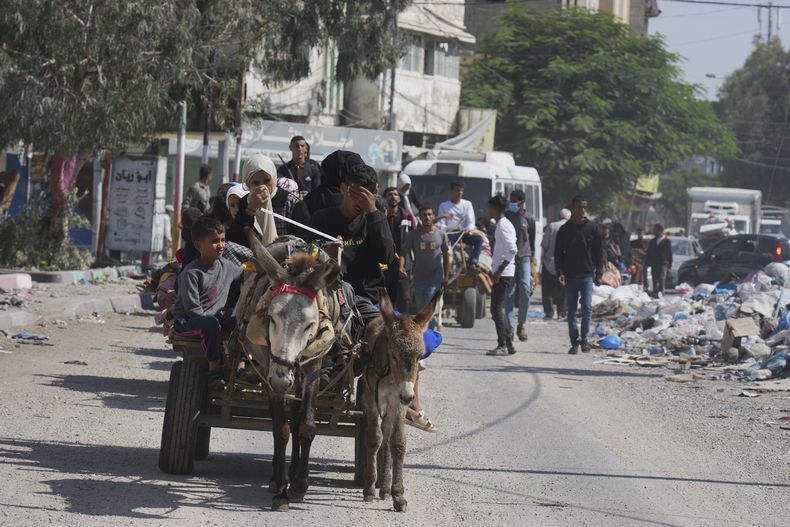 Palestinos huyen del norte de Gaza al sur después de que el ejército israelí emitiera una advertencia de evacuación sin precedentes a una población de en torno a un millón de personas en el norte de la Franja de Gaza, el viernes 13 de octubre de 2023. (AP Foto/Hatem Moussa)