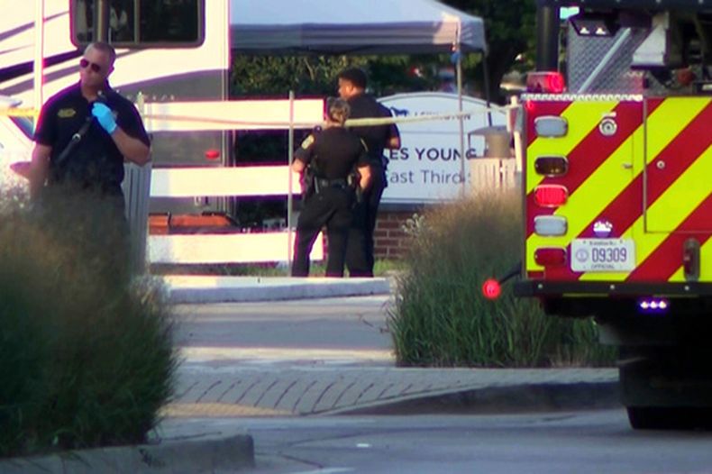 Esta imagen, tomada de un video y facilitada por WTVQ, muestra a agentes policiales en el lugar de un tiroteo en el parque Charles Young, el sábado 15 de agosto de 2026, en Lexington, Kentucky. (WTVQ vía AP)