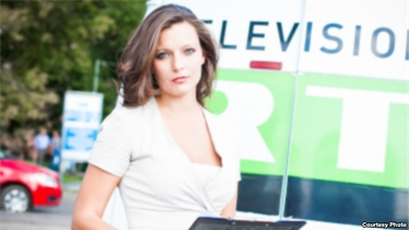 americateve | Se trata de Sara Firth, de Russia Today en Londres, y su dimisión la presentó este viernes, alegando no estar de acuerdo con la cobertura de Moscú en el derribo del avión de Malaysia Airlanes en Ucrania