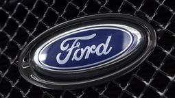 El logo de Ford en un concesionario en Hialeah, Florida, el 21 de agosto de 2014. (Foto AP /Alan Diaz)