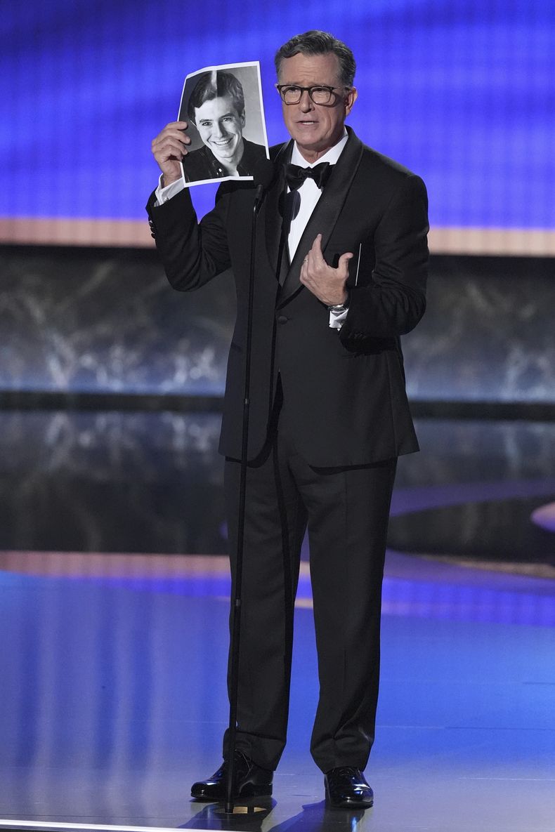 Stephen Colbert presenta el premio al mejor actor principal en una serie de comedia durante los 77.° Premios Emmy el domingo 14 de septiembre de 2025 en el Teatro Peacock de Los Ángeles. (Foto AP/Chris Pizzello)