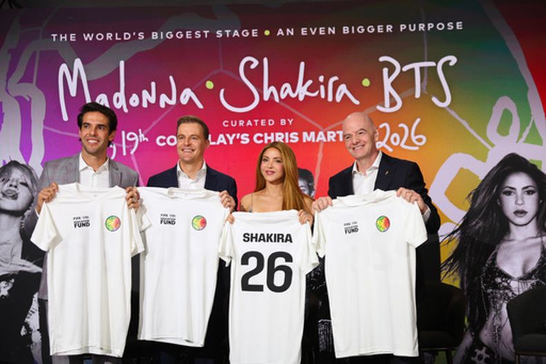 De izquierda a derecha, Kaká, Hugh Evans, Shakira y Gianni Infantino posan para una foto después de un panel sobre el espectáculo del medio tiempo del torneo de fútbol de la Copa Mundial de la FIFA 2026 durante la cumbre Global Citizen NOW, el jueves 14 de mayo de 2026, en Nueva York. (Foto AP/Heather Khalifa)
