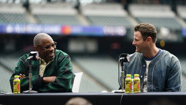 Dusty Baker, mánager de los Astros de Houston, sonríe con el abridor de la Liga Americana, Gerrit Cole, de los Yanquis de Nueva York, durante la conferencia de prensa del Juego de Estrellas, el lunes 10 de julio de 2023, en Seattle. El Juego de Estrellas se jugará el martes 11 de julio. (AP Foto/Lindsey Wasson)
