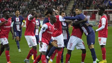 Con 10 hombres, PSG empata y amplía su ventaja en la Ligue 1