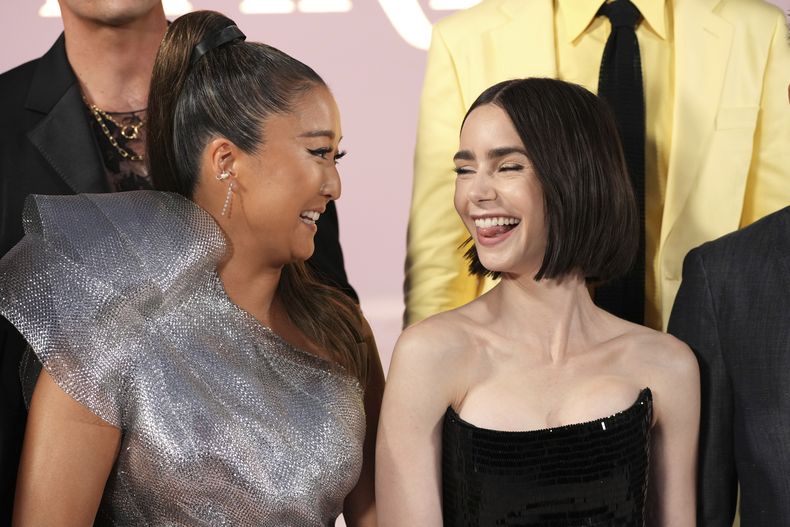 Ashley Park, izquierda, y Lily Collins llegan al estreno de Emily in Paris en el Teatro Egipcio el miércoles 14 de agosto de 2024, en Los Angeles. (Foto Jordan Strauss/Invision/AP)
