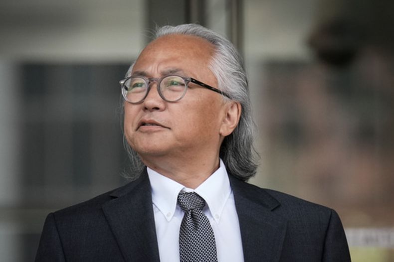 Kenneth Iwamasa, una de las cinco personas que se declararon culpables de la muerte por sobredosis de ketamina del actor Matthew Perry, sale del tribunal federal tras su sentencia en Los Ángeles, el miércoles 27 de mayo de 2026. (Foto AP/Jae C. Hong)