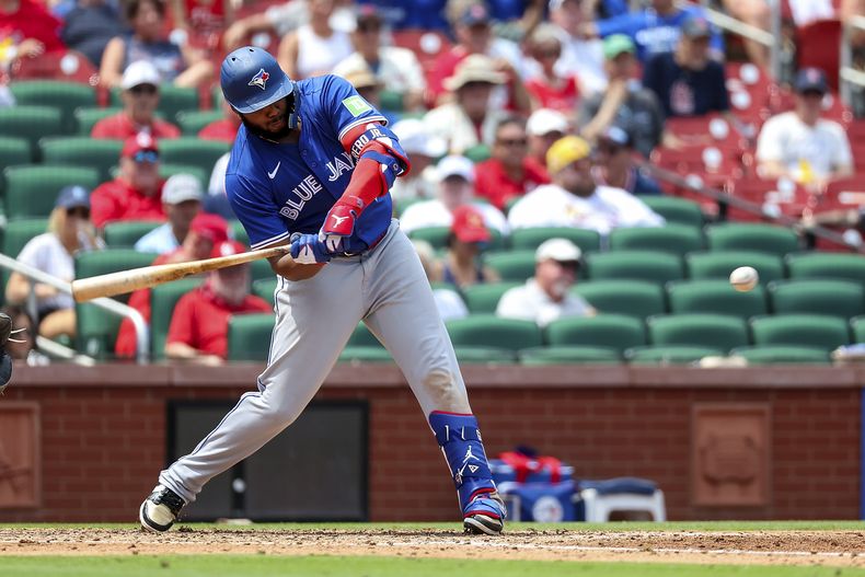 El dominicano de los Azulejos de Toronto Vladimir Guerrero Jr. batea un sencillo remolcador en la cuarta entrada ante los Cardenales de San Luis el miércoles 11 de junio del 2025. (AP Foto/Scott Kane)