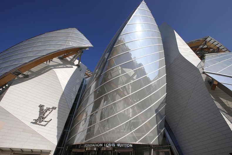 ARCHIVO - El edificio de la Fundación Louis Vuitton diseñado por el arquitecto estadounidense Frank Gehry se muestra antes de la presentación de la colección de moda prêt-à-porter Primavera/Verano 2015 de Louis Vuitton en París, el 1 de octubre de 2014. Un importante papel de patrocinio destinado a pulir el Imagen de los Juegos Olímpicos de Verano de París 2024 y de la capital francesa, es un nuevo capítulo en la especialidad de LVMH de vender exclusividad a gran escala bajo la dirección de su presidente y director ejecutivo, Bernard Arnault. (Foto AP/Francois Mori, archivo)