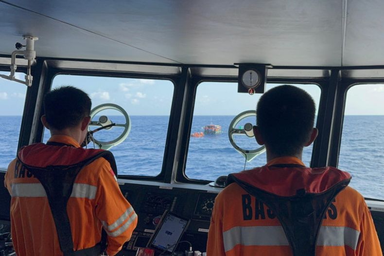 En esta foto publicada por la Agencia Nacional Indonesia de Búsqueda y Rescate, (BASARNAS), un barco de rescate se acerca a una balsa para evacuar a pasajeros de un barco naufragado en aguas de la isla de Taliabu, Indonesia, el martes 31 de marzo de 2026. (BASARNAS via AP)