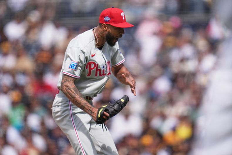 Cristopher Sánchez, abridor de los Filis de Filadelfia celebra después del tercer out de la séptima entrada del juego de béisbol de Grandes Ligas contra los Padres de San Diego, el miércoles 27 de mayo de 2026, en San Diego. (AP Foto/Gregory Bull)