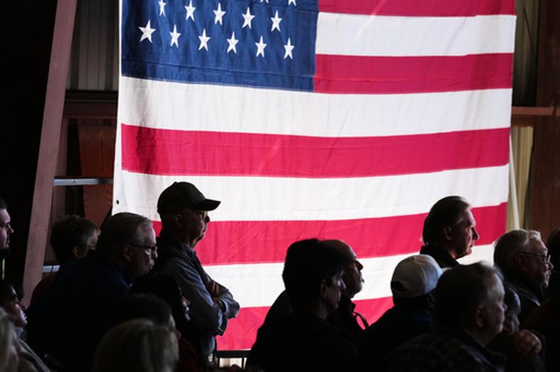 El público escucha en un evento de campaña del fiscal general de Texas, Ken Paxton, en Rockwall, Texas, el 17 de octubre del 226. (AP foto/Tony Gutierrez)