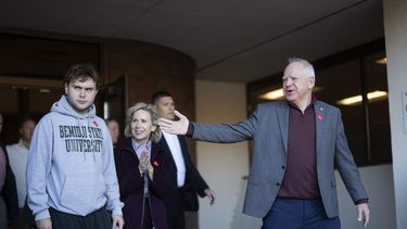 El candidato demócrata a la vicepresidencia, el gobernador de Minnesota Tim Walz, anuncia que su hijo, Gus Walz, ha votado por primera vez al salir de la oficina electoral del condado de Ramsey después de la votación anticipada en St. Paul, Minnesota, el miércoles 23 de octubre de 2024. (Renée Jones Schneider/Star Tribune via AP, Pool)