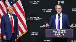 ARCHIVO - El candidato presidencial republicano, el expresidente Donald Trump, a la izquierda, escucha mientras el inversor Scott Bessent habla sobre economía en Asheville, Carolina del Norte, el 14 de agosto de 2024. (AP foto/Matt Kelley, archivo)